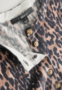 Leopardenmuster-Pullover in Grau- und Pfirsichtönen. Mit einem gerippten weißen Kragen, vier beigen Knöpfen und einem weichen, strukturierten Stoff.