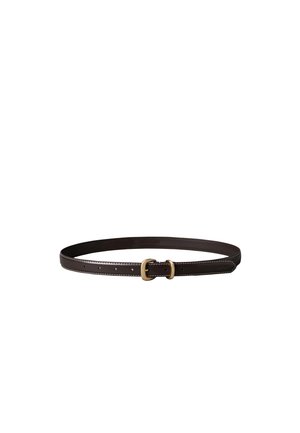 Ceinture en cuir marron foncé avec double boucle dorée et couture blanche le long des bords, posée à plat sur fond blanc.
