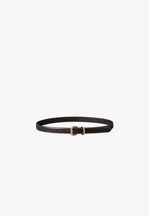 Ceinture en cuir marron foncé avec double boucle dorée et couture blanche le long des bords, posée à plat sur fond blanc.