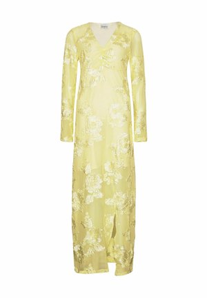 Lange gele doorschijnende jurk met glanzende bloemmotieven, V-hals, lange mouwen en een split aan de voorkant.