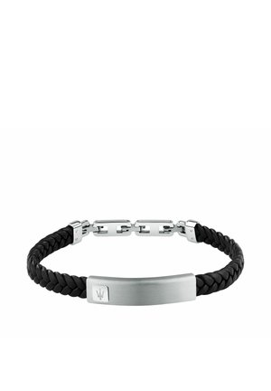 Bracciale in pelle intrecciata nera con piastra metallica rettangolare argentata e chiusura a catena argentata con logo tridente.