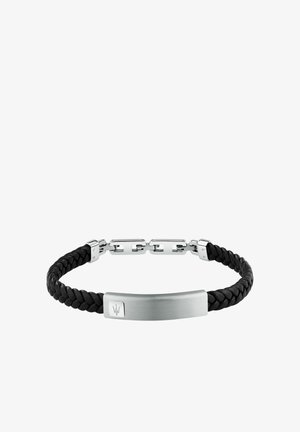 Zwart gevlochten leren armband met een rechthoekige zilveren metalen plaat en zilveren ketting sluiting met trident-logo.