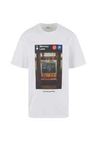 Hvid bomulds t-shirt med et trykt design af en metroindgang med "Memory Lane" og vejvisere i rød og blå, struktureret ramme.