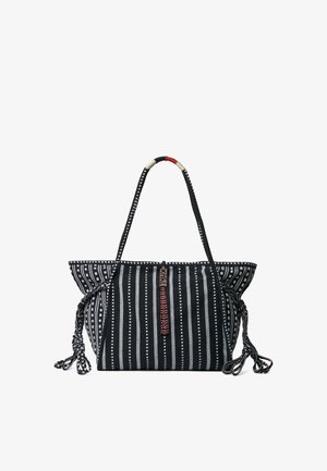 Czarna i biała torba na ramię w paski z plecionymi uchwytami, teksturowany materiał, ozdobny zamek błyskawiczny z koralikami i szerokim, otwartym fasonem.