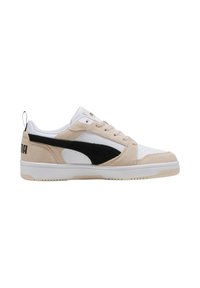 Sneaker beige e bianca con accenti neri, materiali in camoscio e pelle, punta rotonda, design con lacci, e suola in gomma testurizzata.