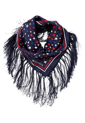 Granatowy trójkątny szalik z czerwonymi, białymi i niebieskimi gwiazdami, frędzlami na krawędziach oraz logo "Tommy Hilfiger" w jednym rogu.