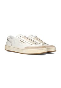 Sneakers bianchi in pelle con dettagli beige e suole in gomma texturizzata; design con lacci e branding sottile sul lato.