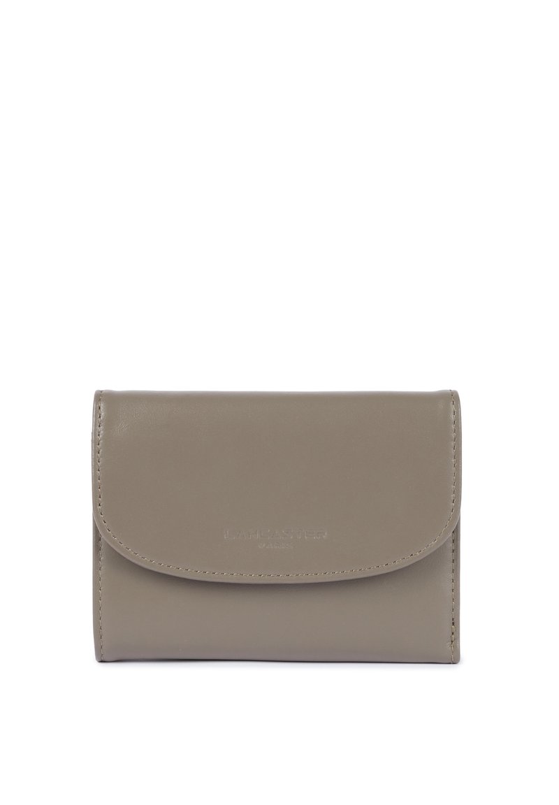 Portafoglio in pelle grigia chiara con texture liscia, patta arrotondata e logo impresso. Forma rettangolare compatta, design minimalista.