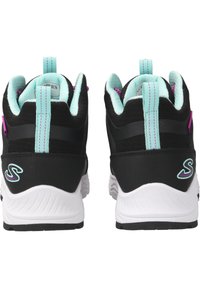 Schwarze Sportschuhe mit einer weißen Zwischensohle, türkisfarbenen Akzenten am Kragen und an den Schnürsenkeln sowie einem lila Logo an der Ferse.