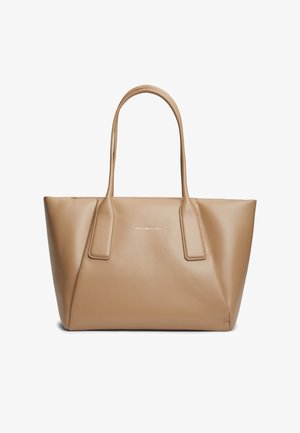 Ταμπά τσάντα ώμου από δέρμα με δύο μακριές λαβές, γωνιώδες σχέδιο και διακριτική λεπτομέρεια λογότυπου στο κέντρο. Ομαλή υφή με ματ φινίρισμα.