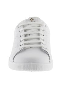 Vita lädersneaker med rund tå, släta snören, perforerade detaljer på sidorna och en texturerad gummisula. Guld-logotyp på tungan.