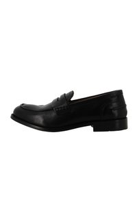 Mocassino nero in pelle con punta arrotondata, dettagli cuciti e tacco basso. Texture liscia e design minimalista.