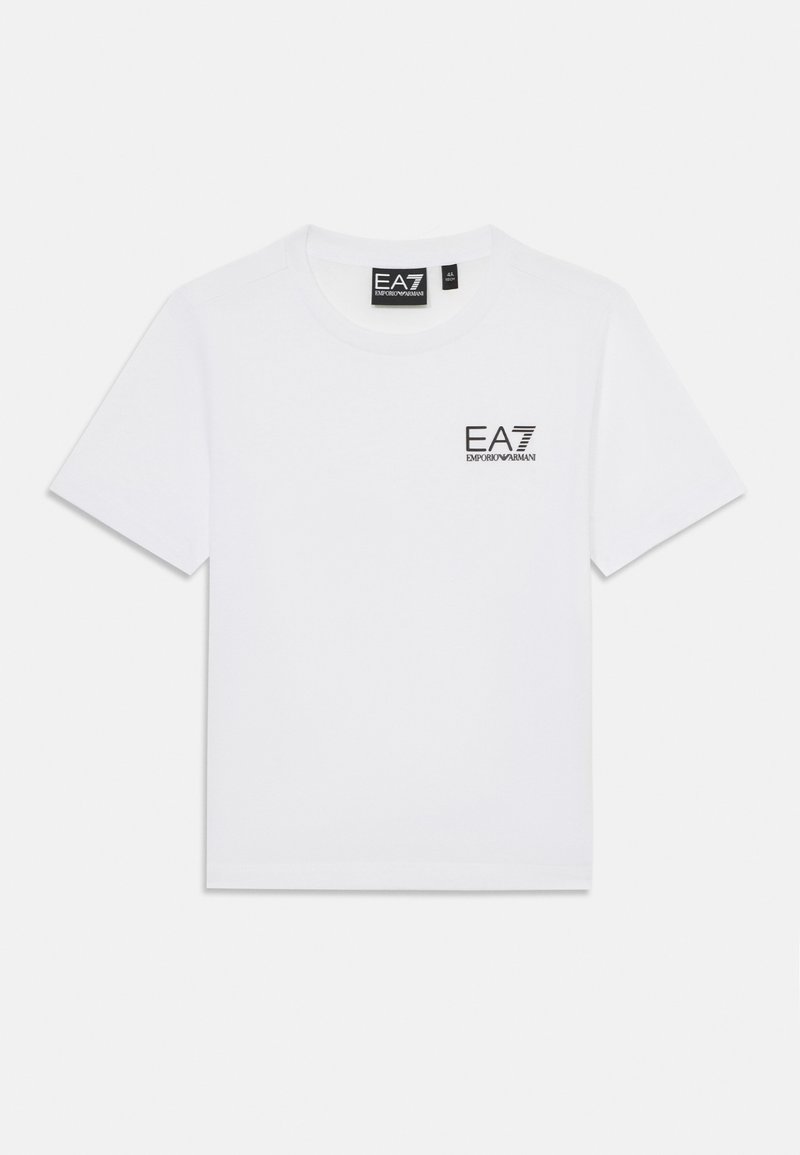 Balta medvilnės marškinėliai trumpomis rankovėmis, apvalia iškirpte, su juodu EA7 Emporio Armani logotipu kairėje krūtinės pusėje.