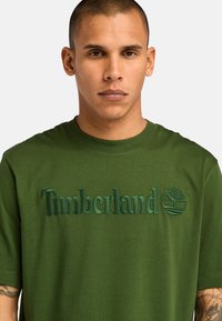 Timberland SHORT SLEEVE - Triko s potiskem - black forest green