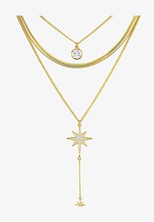 Collar en tono dorado de varias capas que presenta una cadena de serpiente lisa, un colgante de cristal redondo y un charm de estrella con un diseño texturizado y pequeños cristales.