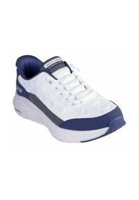 Sneaker bianco con texture trapuntata, accenti blu navy e dettagli grigi. Presenta una punta arrotondata e un collare imbottito per il comfort.
