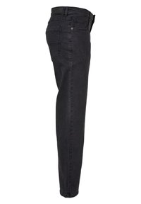 Jean en denim noir avec une coupe ajustée, présentant une texture lisse, cinq poches et une couture renforcée au niveau de la taille et de l'ourlet.
