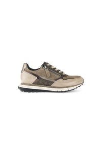 Beige sportieve schoen met gaasdetails, textuurpanelen en een gewatteerde kraag. Voorzien van veters, decoratieve accenten en een rubberen zool.