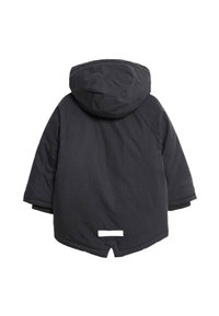 Černá péřová bunda s kapucí, volného střihu, elastickými manžetami a bílým akcentem na lemu. Hladká, matná textura.
