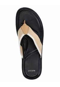 Sandaletta infradito marrone e bianca con cinturino testurizzato e suola in gomma nera. Presenta un motivo intrecciato sul cinturino. Nome del marchio visibile.