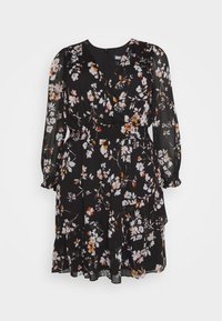 Robe noire à motifs floraux avec manches longues en voile transparent, design portefeuille, taille froncée et volants superposés. Motifs floraux blancs, roses et orange.