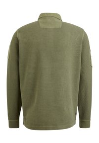 Olivgrünes Longsleeve-Polohemd aus strukturiertem Stoff, mit umgeschlagenem Kragen und seitlichen Taschen. Einfaches Design mit genähten Akzenten.