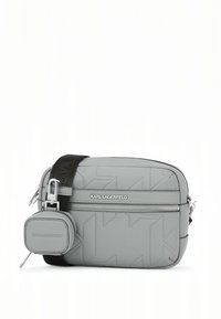 Harmaa olkalaukku, jossa on kuvioitu pinta, etutasku vetoketjulla, musta säädettävä hihna ja irrotettava avaimenperäteline.