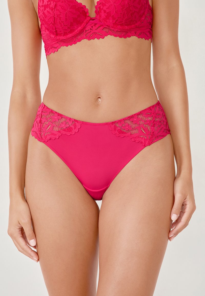 Różowe koronkowe figi w kolorze fuksji z gładkiego materiału, ozdobione kwiatową koronką po bokach, o klasycznym kroju i miękkiej fakturze.
