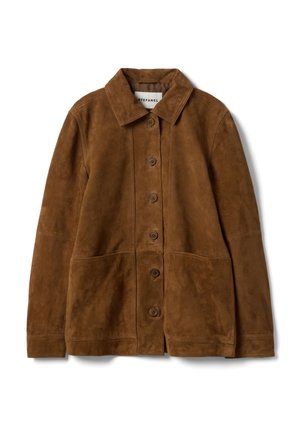 Bruine suède jas met een kraag, knoopsluiting aan de voorkant en twee grote zakken. Het ontwerp heeft een losse pasvorm en een gladde textuur.