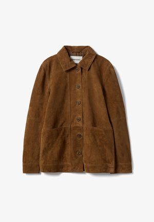 Bruine suède jas met een kraag, knoopsluiting aan de voorkant en twee grote zakken. Het ontwerp heeft een losse pasvorm en een gladde textuur.