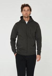 Dunkelgrauer Reißverschluss-Hoodie mit Kapuze, aus weichem Material, ausgestattet mit einer Reißverschlusstasche auf der Brust und dezenten Logodetails auf der Vorderseite.