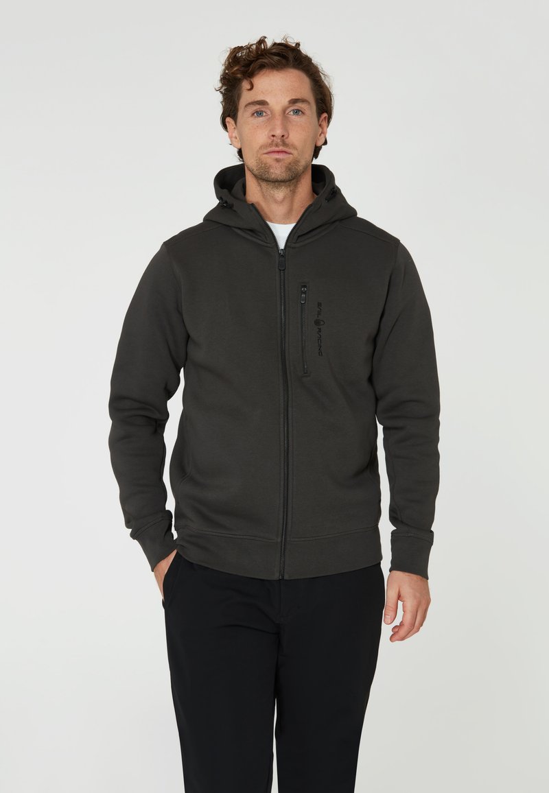 Dunkelgrauer Reißverschluss-Hoodie mit Kapuze, aus weichem Material, ausgestattet mit einer Reißverschlusstasche auf der Brust und dezenten Logodetails auf der Vorderseite.