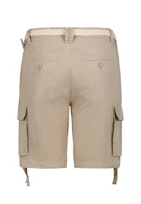 Beige cargoshorts met een gevlochten witte riem, twee zijzakken en twee achterzakken met knoopsluitingen. Glad stoffenstructuur.
