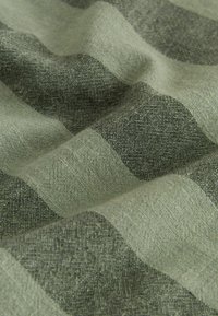 Material moale cu modele pătrate țesute alternând tonuri de gri deschis și închis și motive florale texturate subtile.