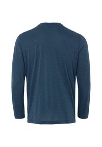 Chemise à manches longues en tissu bleu foncé avec un col rond classique. Texture douce, poignets côtelés et sans logos ni motifs visibles.