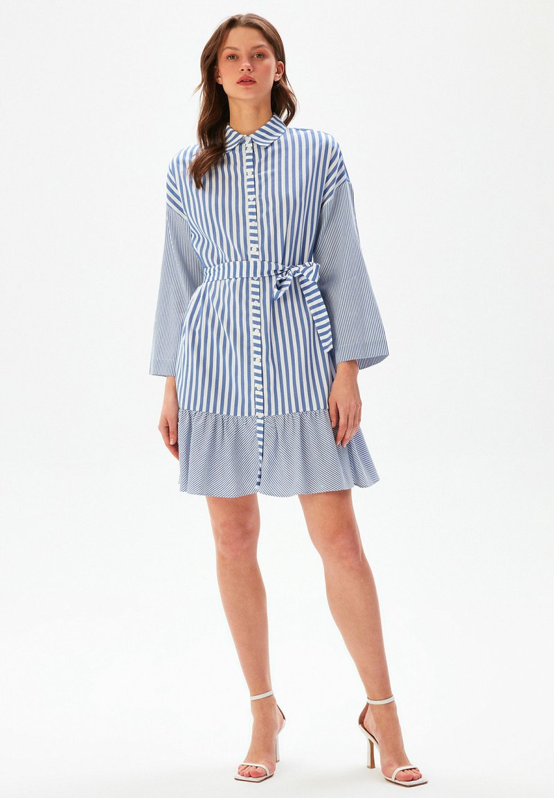 adL WAIST BELTED STRIPED - Shirt dress - striped blue/blue - Zalando