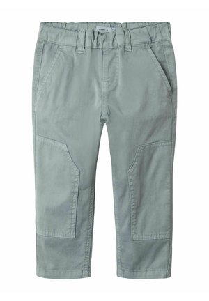 Pantaloni in cotone grigio chiaro con vita elasticizzata, dotati di due tasche laterali e toppe rinforzate alle ginocchia. Tessuto morbido e vestibilità dritta.