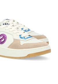 Baskets de sport blanches avec des panneaux en suède et en maille, présentant des accents violets et bleus, un bout arrondi et une semelle en caoutchouc avec une semelle extérieure en gomme.