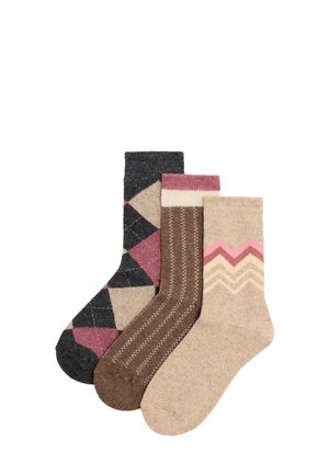 Tres calcetines de lana en beige con chevron rosa, marrón con patrón de punto y gris oscuro con diseño argyle en rosa y beige.