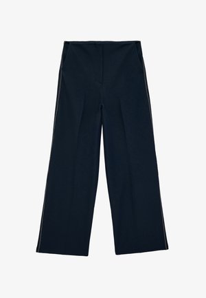 Pantalon noir à jambes larges avec poches sur les coutures latérales et un détail de couture blanche subtile le long des côtés extérieurs, devant plat, sans fermeture visible.