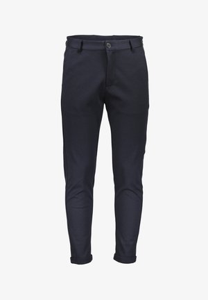 Marineblauwe taps toelopende broek van een zachte stof, voorzien van een sluiting met een knoop aan de voorkant, riemlussen en opgerolde mouwen voor een nette afwerking.