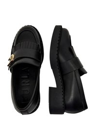 Mocassini neri in pelle con suole spesse, dettaglio a frange e fibbia dorata, mostrati da viste dall'alto e di lato su sfondo bianco.