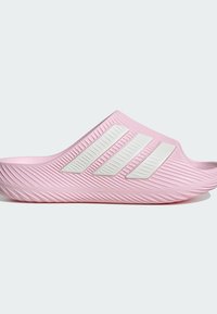 Sandale rose à enfiler avec semelle texturée et trois rayures blanches inclinées sur le côté, conçue pour un usage décontracté.