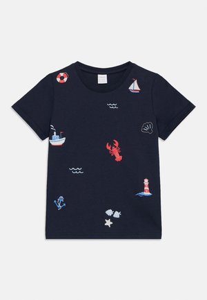 Camicia a maniche corte blu navy con motivi nautici ricamati tra cui un'aragosta, una barca, una vela, un'ancora, un faro, conchiglie, stelle marine e onde.
