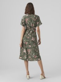 Robe florale vert olive à manches courtes, dotée d'une ceinture à la taille, d'un ourlet au genou et d'un mélange de motifs de fleurs roses et blanches.