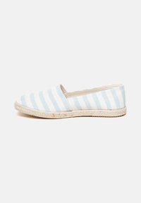 Canvas espadrille in light blue and white stripes, with a jute sole and a rounded toe. Light texture, slip-on design without laces.