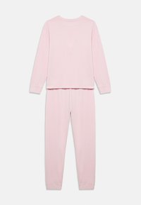 Ροζ μπλούζα μακρυμάνικη με στρογγυλή λαιμόκοψη και αντίστοιχο ροζ παντελόνι. Κατασκευασμένα από μαλακό ύφασμα με ρεβέρ στα μανίκια και τη μέση. Ομαλή υφή.