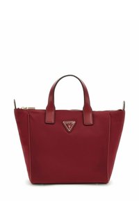 Bolso de mano de nylon rojo con una forma estructurada, dos asas y un emblema de logo triangular. Cuenta con un cierre de cremallera y una textura suave.