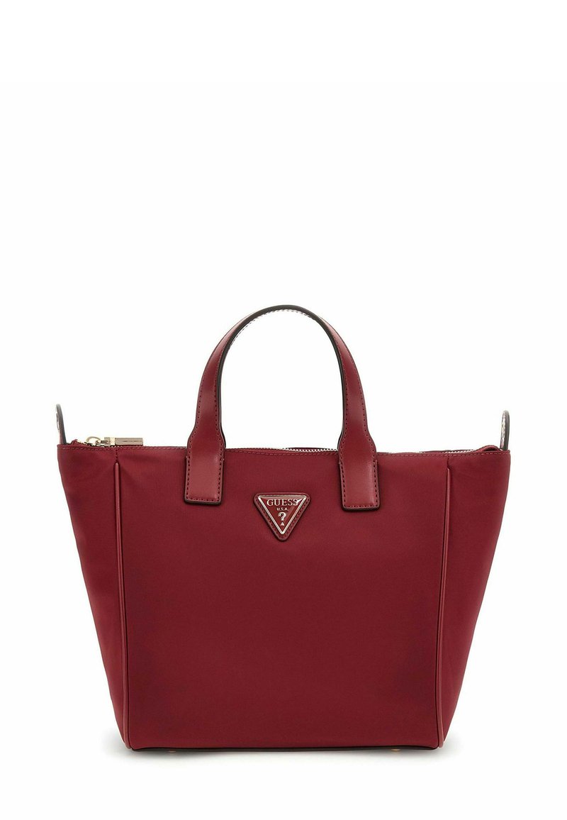 Bolso de mano de nylon rojo con una forma estructurada, dos asas y un emblema de logo triangular. Cuenta con un cierre de cremallera y una textura suave.