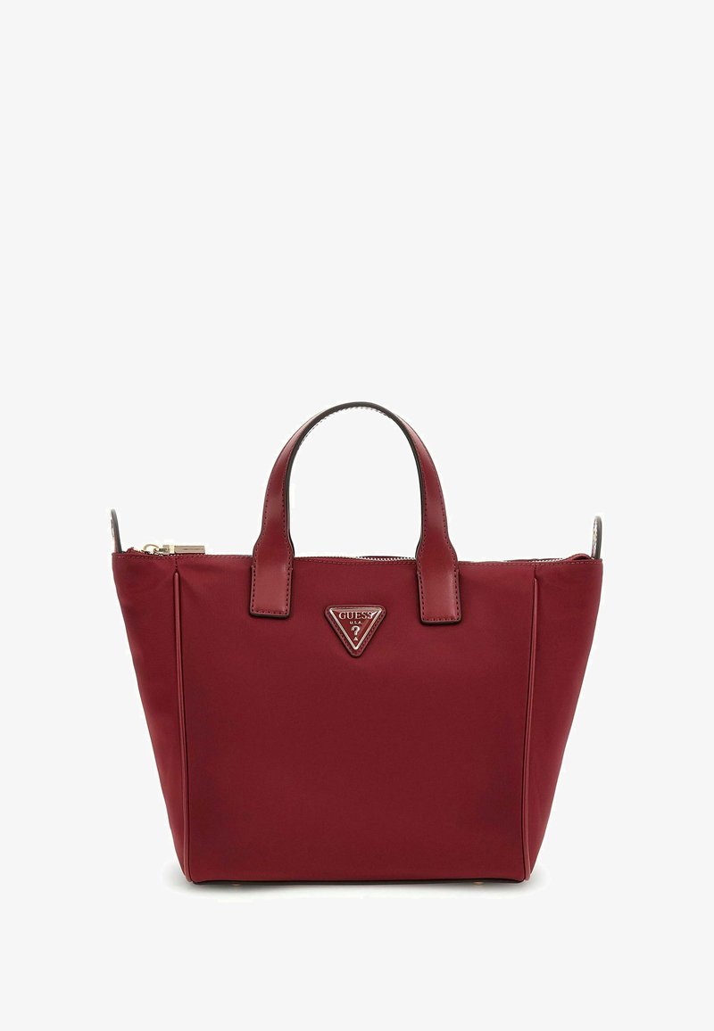 Bolso de mano de nylon rojo con una forma estructurada, dos asas y un emblema de logo triangular. Cuenta con un cierre de cremallera y una textura suave.